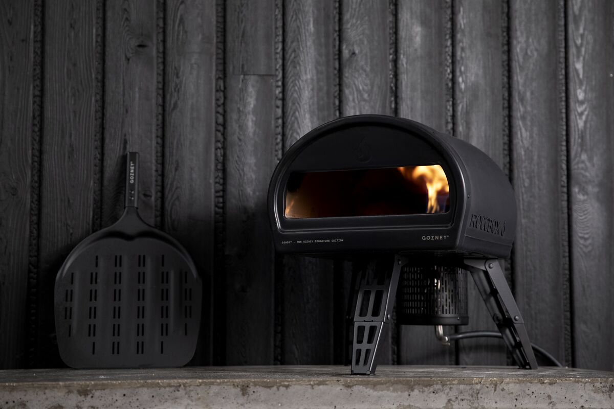 Gozney Roccbox Pizzaofen mit Abdeckhaube und Servierteller