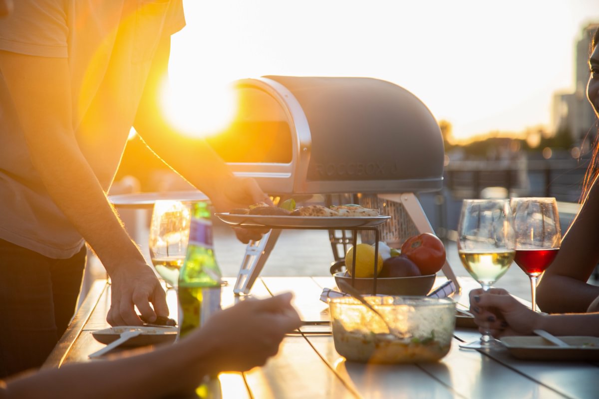 Gozney Roccbox Pizzaofen mit Abdeckhaube, Frontablage und Roccbox Pizzawender